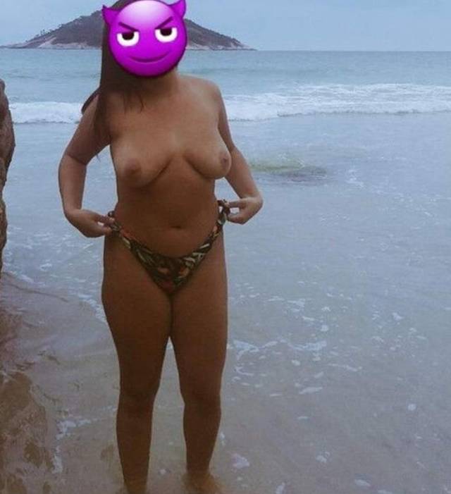 Esposa-gostosa-com-sua-amiga-pelada-na-praia-3 