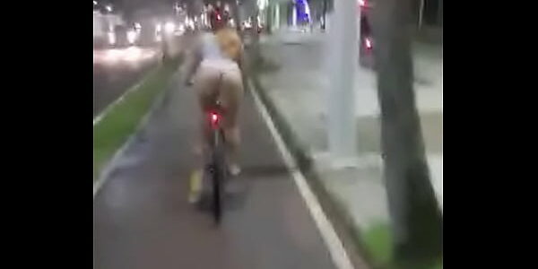Filmando a esposa mostrando a bunda de bike